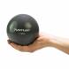 Joga míč Toningbal TUNTURI 1,5 kg antracitový na ruce